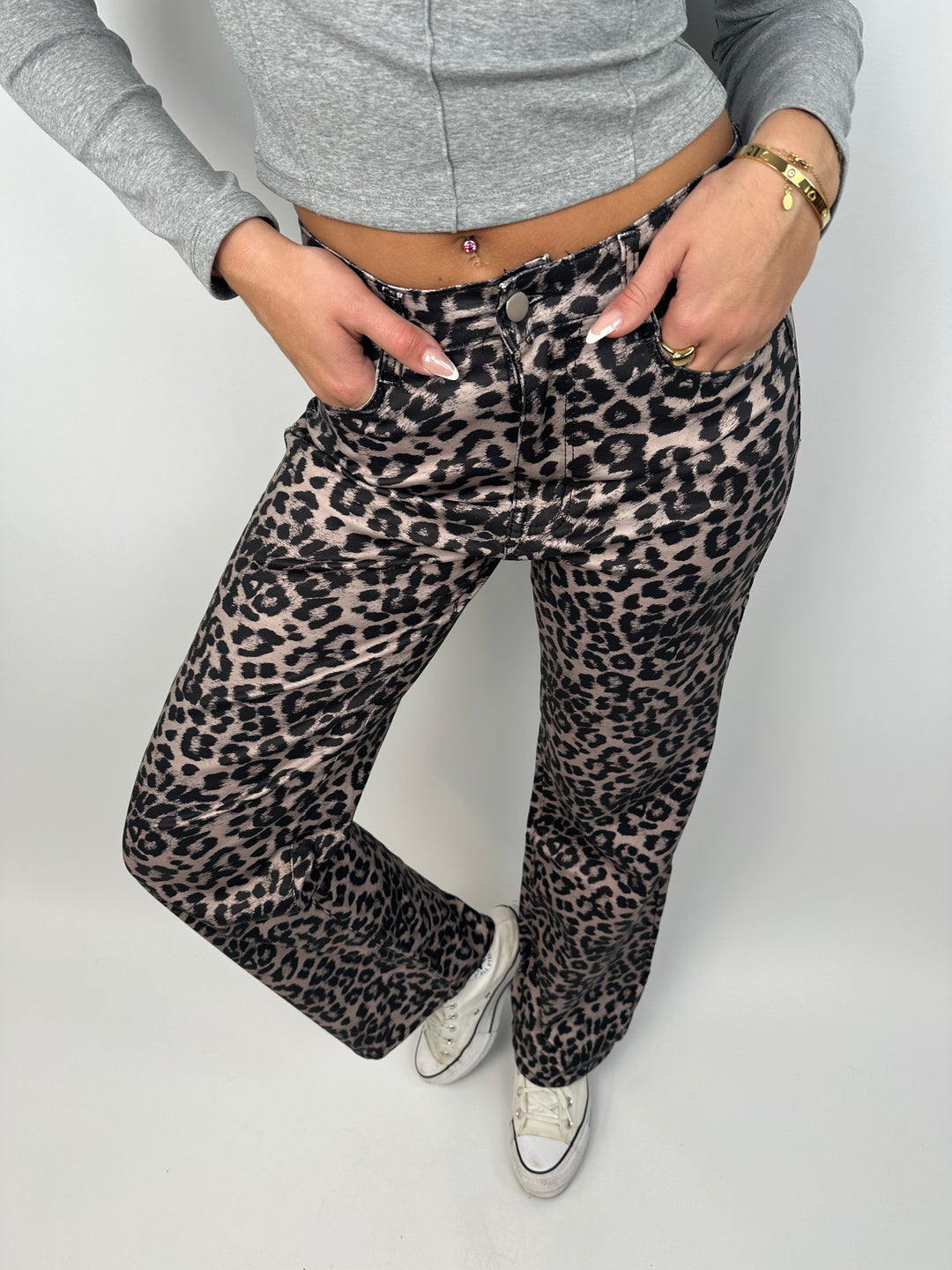 Beschichtete Straight Fit Jeans mit Leoprint (8537)