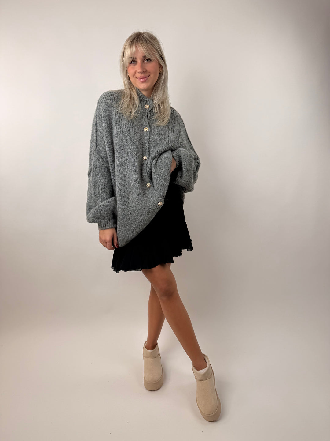 Langer Oversize Cardigan mit goldenen Manschettenknöpfen Claire