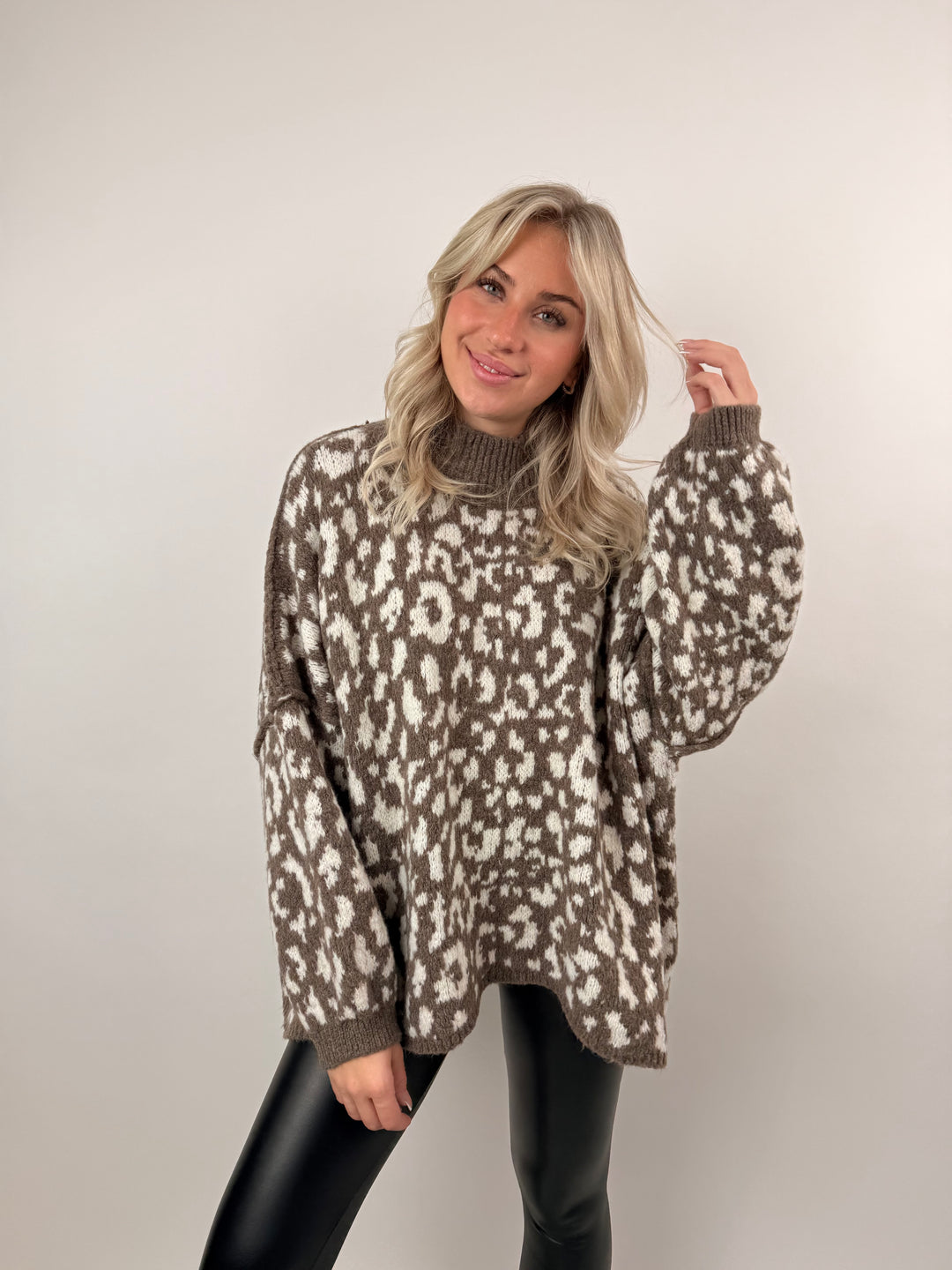 Oversize Pullover mit kleinem Stehkragen und Leoprint