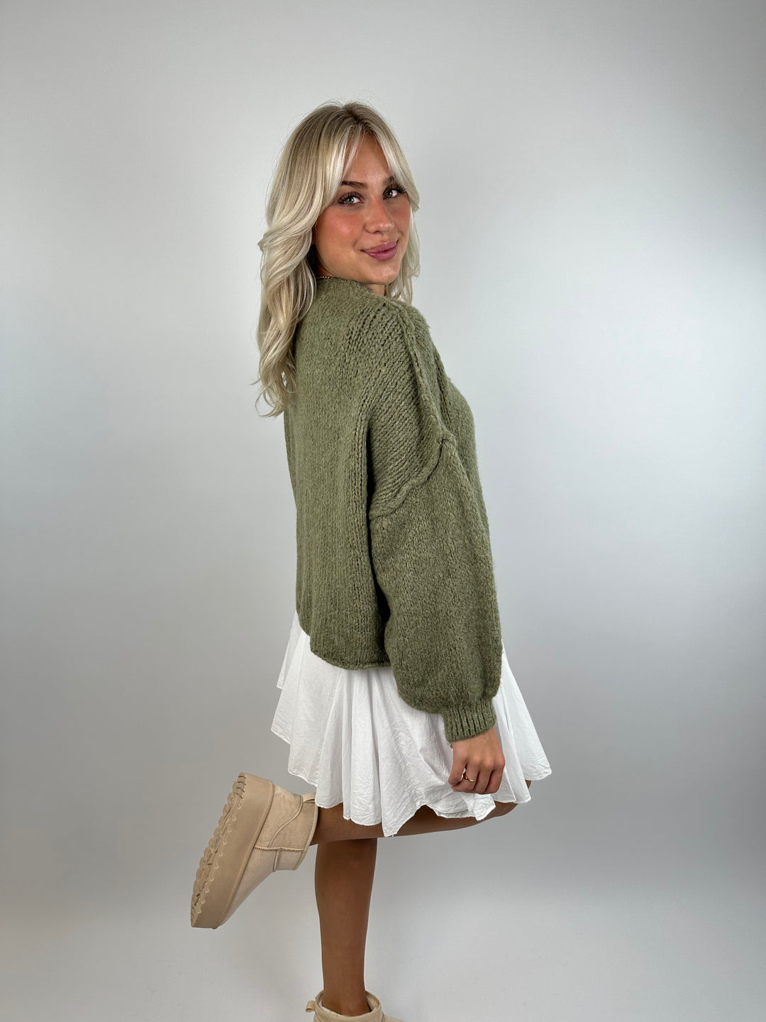 Kurzer Oversize Cardigan mit goldenen Manschettenknöpfen Claire