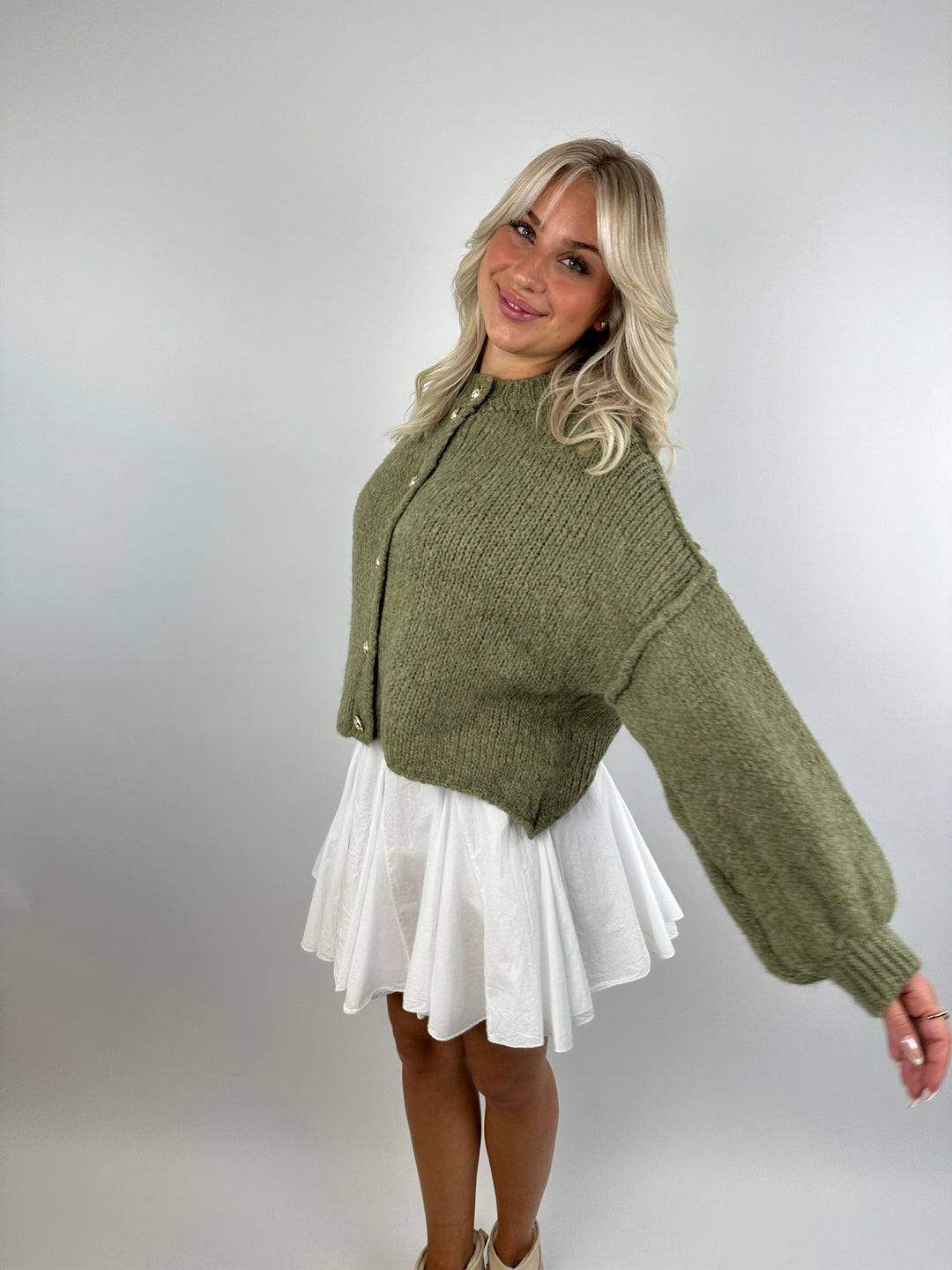 Kurzer Oversize Cardigan mit goldenen Manschettenknöpfen Claire