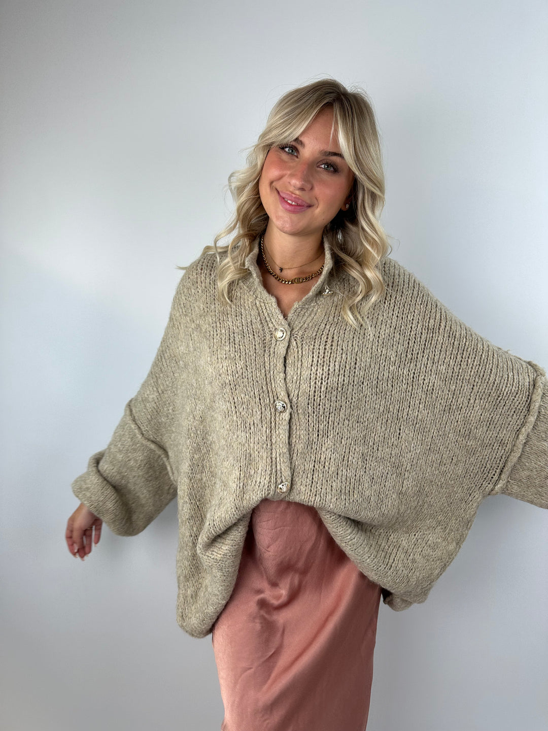 Langer Oversize Cardigan mit goldenen Manschettenknöpfen Claire