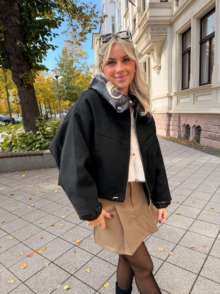 Leichte Bomberjacke mit abnehmbarer Kapuze