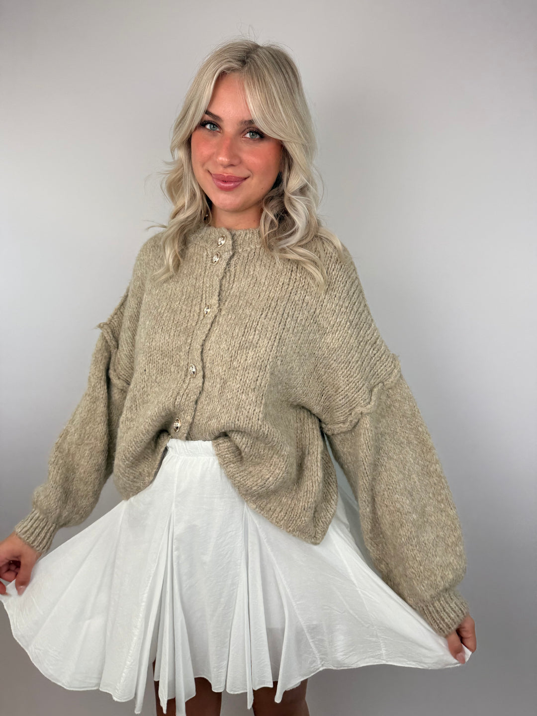 Kurzer Oversize Cardigan mit goldenen Manschettenknöpfen Claire