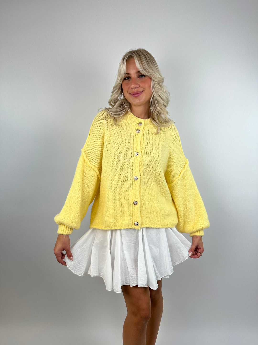 Kurzer Oversize Cardigan mit goldenen Manschettenknöpfen Claire