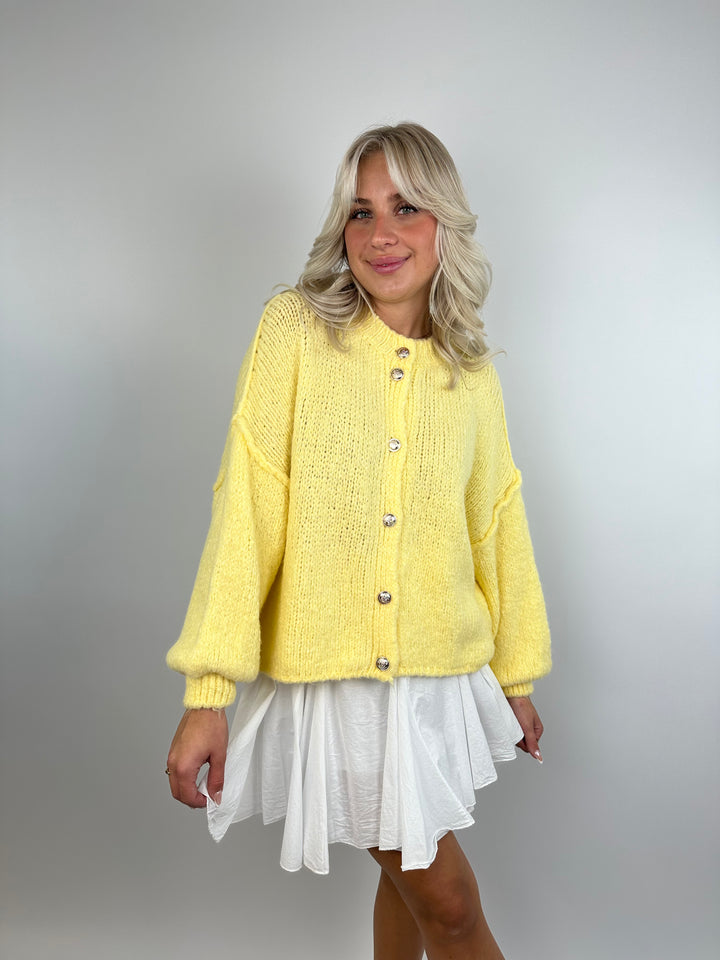 Kurzer Oversize Cardigan mit goldenen Manschettenknöpfen Claire