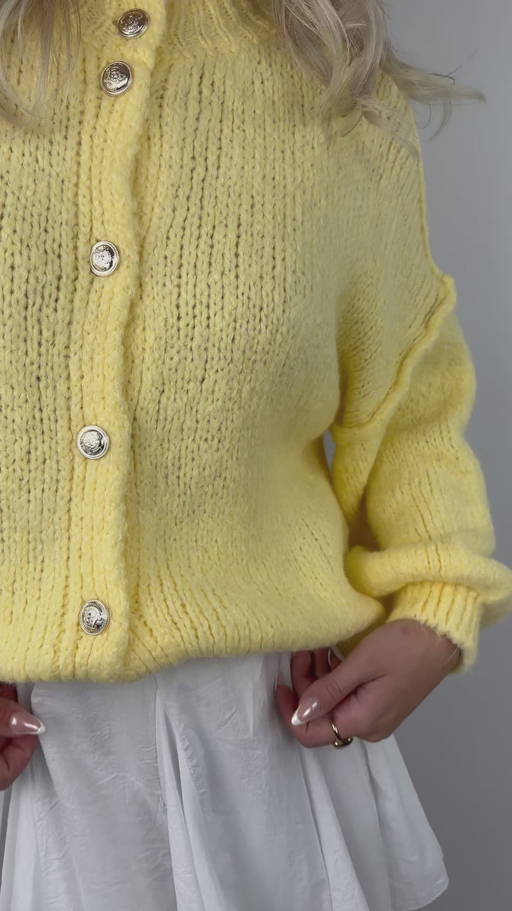 Kurzer Oversize Cardigan mit goldenen Manschettenknöpfen Claire